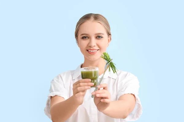 Junge Frau Mit Weizengrassaft Auf Farbigem Hintergrund — Stockfoto