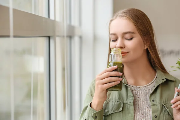 Jovem Mulher Bebendo Suco Capim Casa — Fotografia de Stock