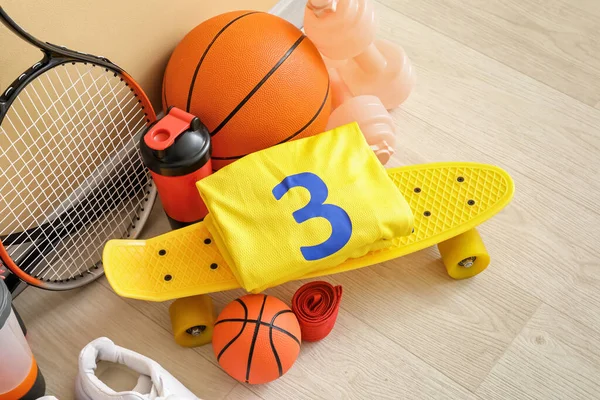 床にスポーツ用具のセット — ストック写真