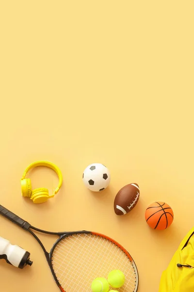 色の背景にスポーツ用品のセット — ストック写真