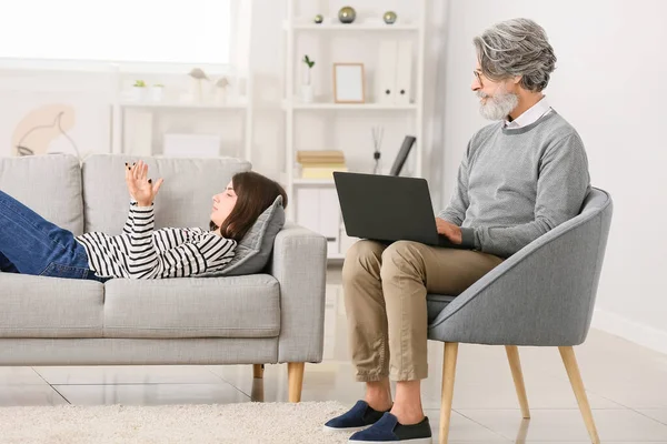 Man Psycholoog Werken Met Jong Meisje Het Kantoor — Stockfoto