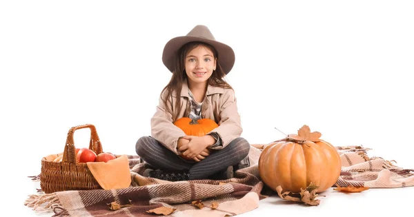 Nettes Kleines Mädchen Herbstkleidung Und Mit Kürbissen Auf Weißem Hintergrund — Stockfoto