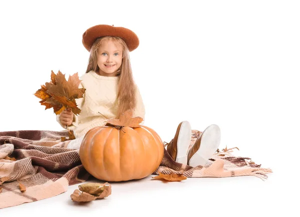 Söt Liten Flicka Med Höstlöv Och Pumpa Vit Bakgrund — Stockfoto