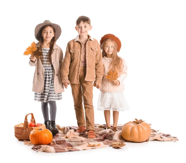 Lindos Niños Pequeños Ropa Otoño Con Calabazas Sobre Fondo Blanco —  Fotos de Stock