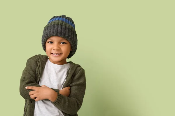 Lindo Chico Afroamericano Sombrero Caliente Sobre Fondo Color — Foto de Stock