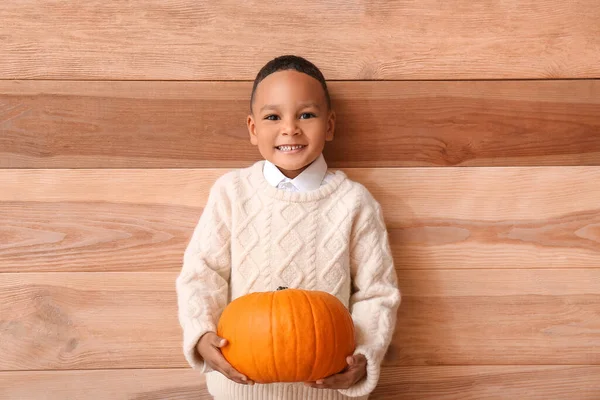 Lindo Chico Afroamericano Con Calabaza Sobre Fondo Madera — Foto de Stock