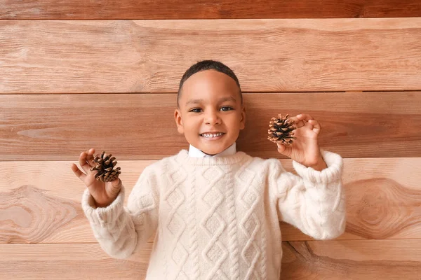 Roztomilý Afroamerický Chlapec Jehličnatými Kužely Dřevěném Pozadí — Stock fotografie