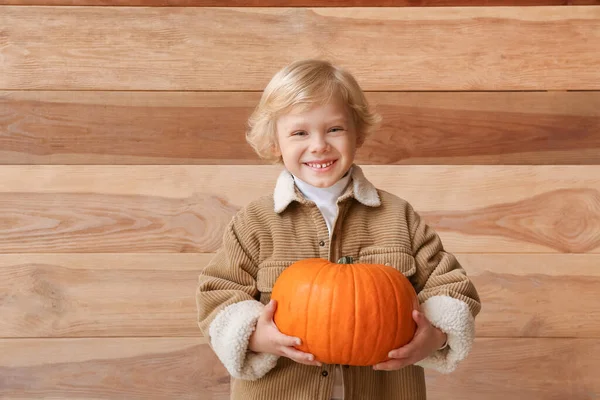 Lindo Niño Pequeño Con Calabaza Sobre Fondo Madera — Foto de Stock