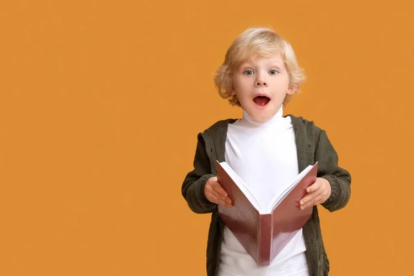 Niño Sorprendido Con Libro Sobre Fondo Color — Foto de Stock