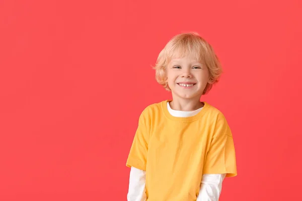 Χαριτωμένο Μικρό Αγόρι Στο Φόντο Χρώμα — Φωτογραφία Αρχείου