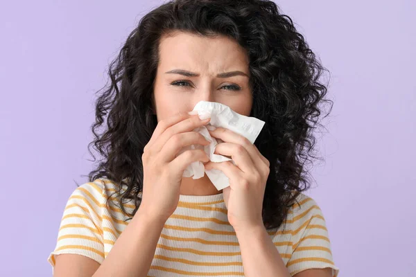 Allergisk Ung Kvinna Färg Bakgrund — Stockfoto