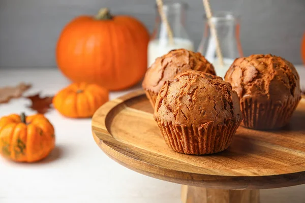 Dessertstandaard Met Lekkere Pompoenmuffins Tafel Close — Stockfoto