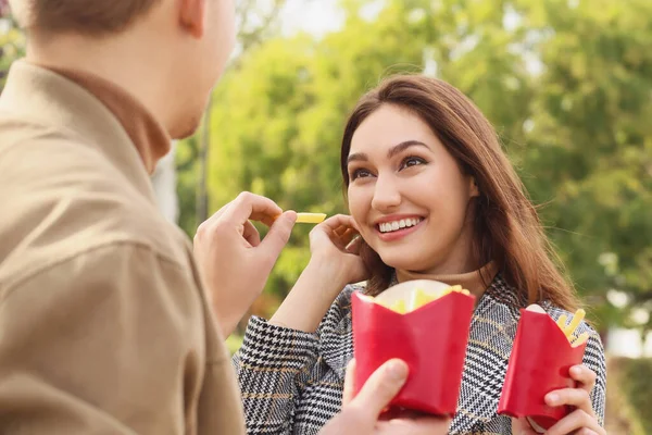 Pareja Joven Comiendo Papas Fritas Parque —  Fotos de Stock