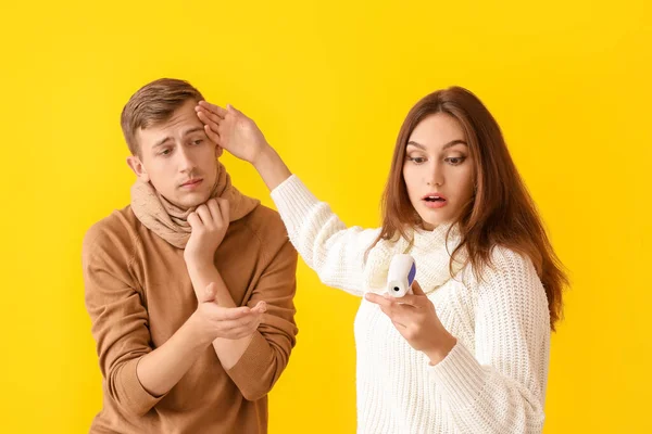 Mujer Midiendo Temperatura Marido Sobre Fondo Color — Foto de Stock