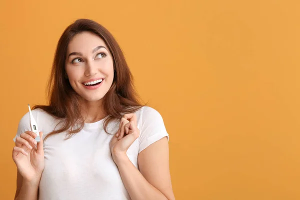 Mujer Joven Con Termómetro Sobre Fondo Color — Foto de Stock