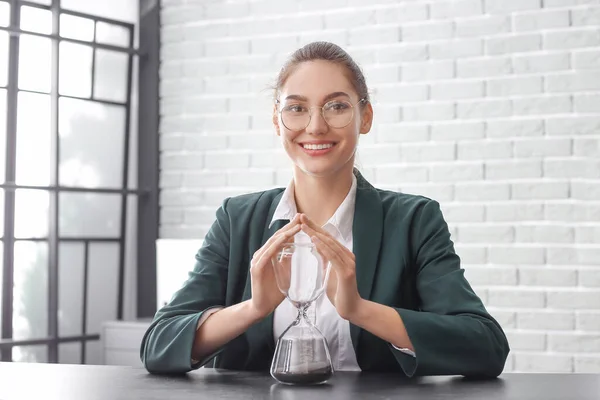 Young Businesswoman Hourglass Office — Stock Photo, Image