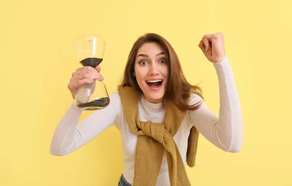 Mujer Joven Feliz Con Reloj Arena Sobre Fondo Color — Foto de Stock