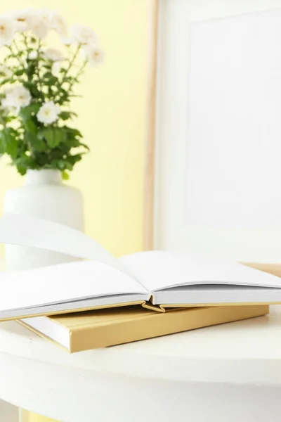 Boeken Vaas Met Bloemen Tafel Kamer — Stockfoto