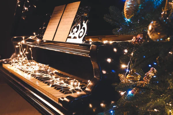 Grand Piano Dihiasi Untuk Natal Kamar — Stok Foto