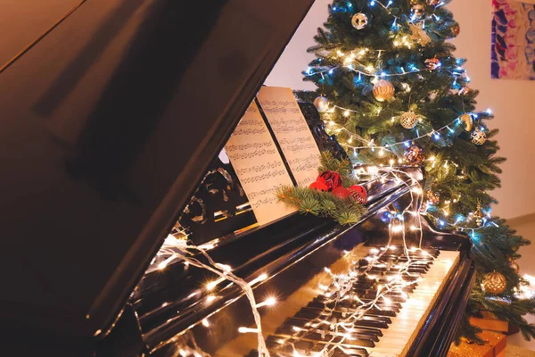 Pianoforte Coda Con Fogli Note Decorazioni Natalizie Primo Piano — Foto Stock