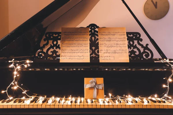 Piano Grande Com Folhas Notas Decoração Natal Quarto — Fotografia de Stock