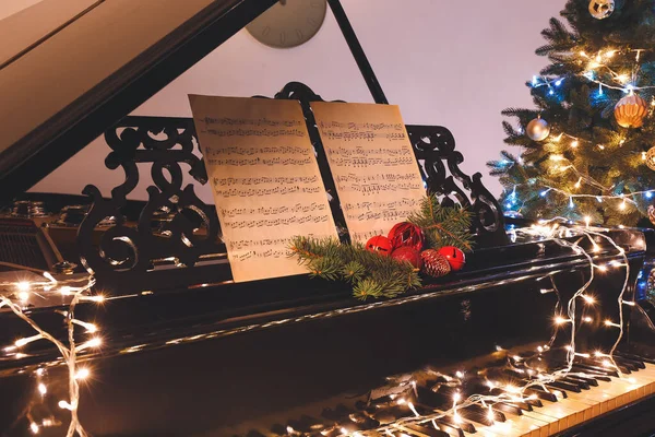 Piano Grande Com Folhas Notas Decoração Natal Close — Fotografia de Stock