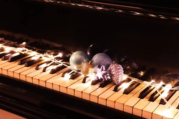 Piano Grande Com Decoração Natal Close — Fotografia de Stock