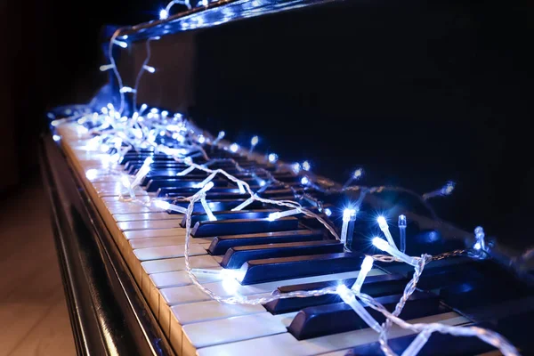 Piano Queue Avec Lumières Noël Gros Plan — Photo