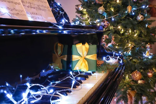 크리스마스 선물이 그랜드 피아노와 클로즈업 — 스톡 사진