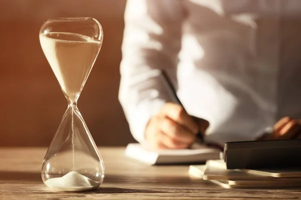 Hourglass Στο Τραπέζι Της Επιχειρηματία Στο Γραφείο — Φωτογραφία Αρχείου