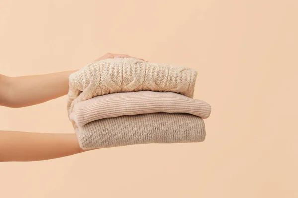 Vrouwelijke Handen Met Warme Kleren Kleur Achtergrond — Stockfoto