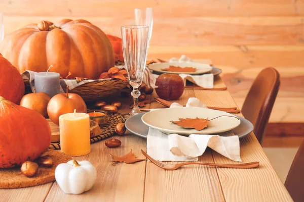 Schöne Tischdekoration Mit Kürbissen Und Herbstblättern Esszimmer — Stockfoto