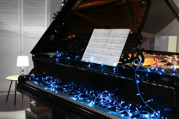 部屋でクリスマスのために飾られたグランドピアノ — ストック写真