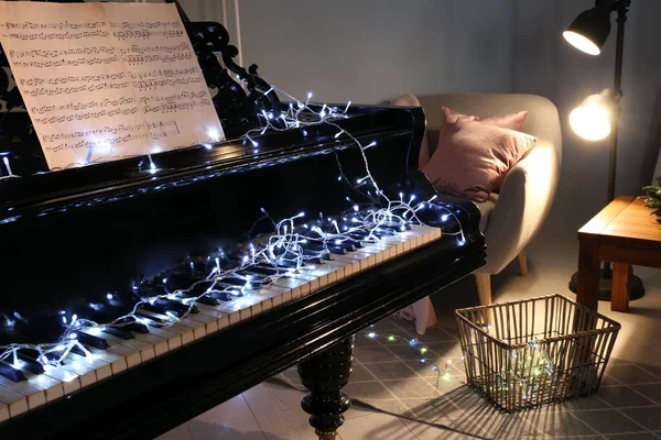 Grand Piano Decorado Para Natal Quarto — Fotografia de Stock