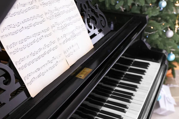 Noel Için Dekore Edilmiş Nota Kağıtlarıyla Birlikte Büyük Piyano — Stok fotoğraf