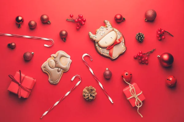 Sabrosas Galletas Forma Toro Decoración Navidad Sobre Fondo Color — Foto de Stock