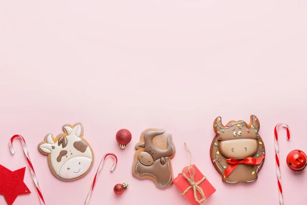 Chutné Sušenky Tvaru Býka Vánoční Výzdoba Barevném Pozadí — Stock fotografie