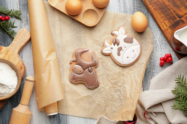 Tasty Christmas Cookies Shape Bull Ingredients Table — Stock Photo, Image