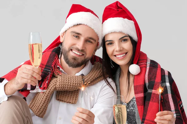 Young Couple Christmas Sparklers Champagne Grey Background — Stock Photo, Image