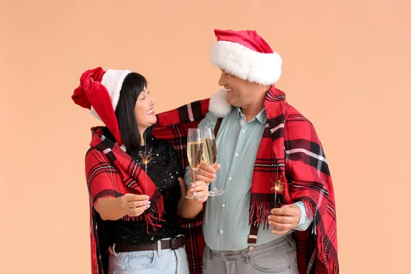 Mature Couple Christmas Sparklers Champagne Color Background — Stock Photo, Image