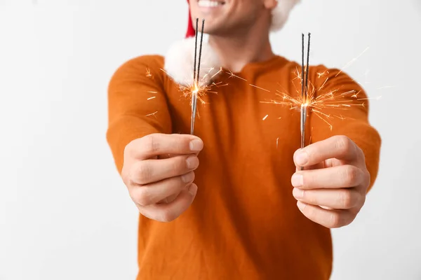 Stilig Ung Man Med Jul Tomtebloss Ljus Bakgrund — Stockfoto