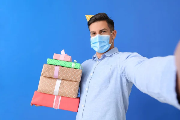 Young Man Medical Mask Birthday Gifts Taking Selfie Color Background — Stock Photo, Image