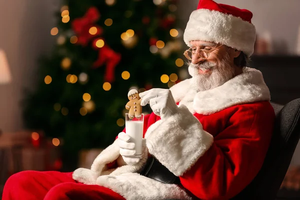 Санта Клаус Вкусным Пряничным Печеньем Молоком Дома — стоковое фото