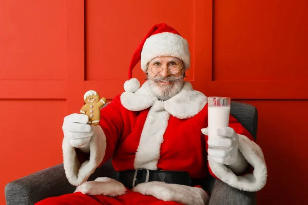 Santa Claus Tasty Gingerbread Cookies Milk Sitting Armchair Color Background — ストック写真