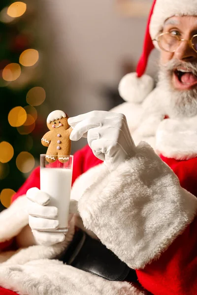 Święty Mikołaj Smacznym Piernikiem Mlekiem Domu — Zdjęcie stockowe