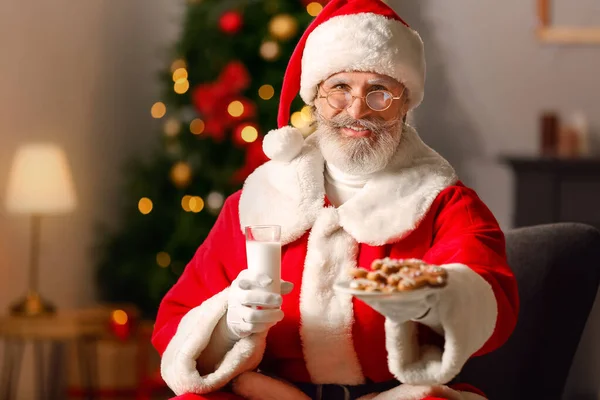 Santa Claus Con Sabrosas Galletas Jengibre Leche Casa —  Fotos de Stock