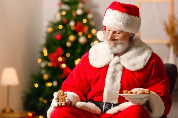 Weihnachtsmann Mit Leckeren Lebkuchen Hause — Stockfoto