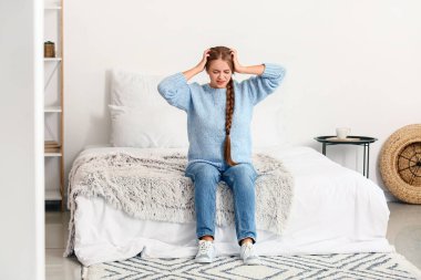 Stresli genç bayan evde.