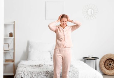 Stresli genç bayan evde.