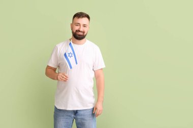 Renkli arka planda İsrail bayrağı olan adam
